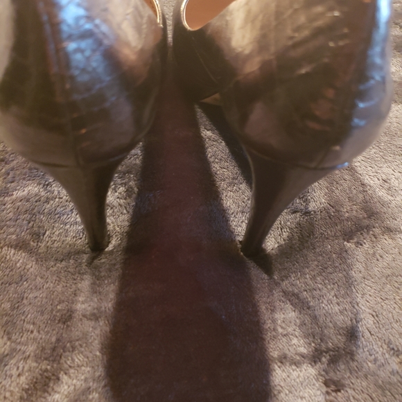 Metallic 4in Pumps like new - Picture 2 of 3